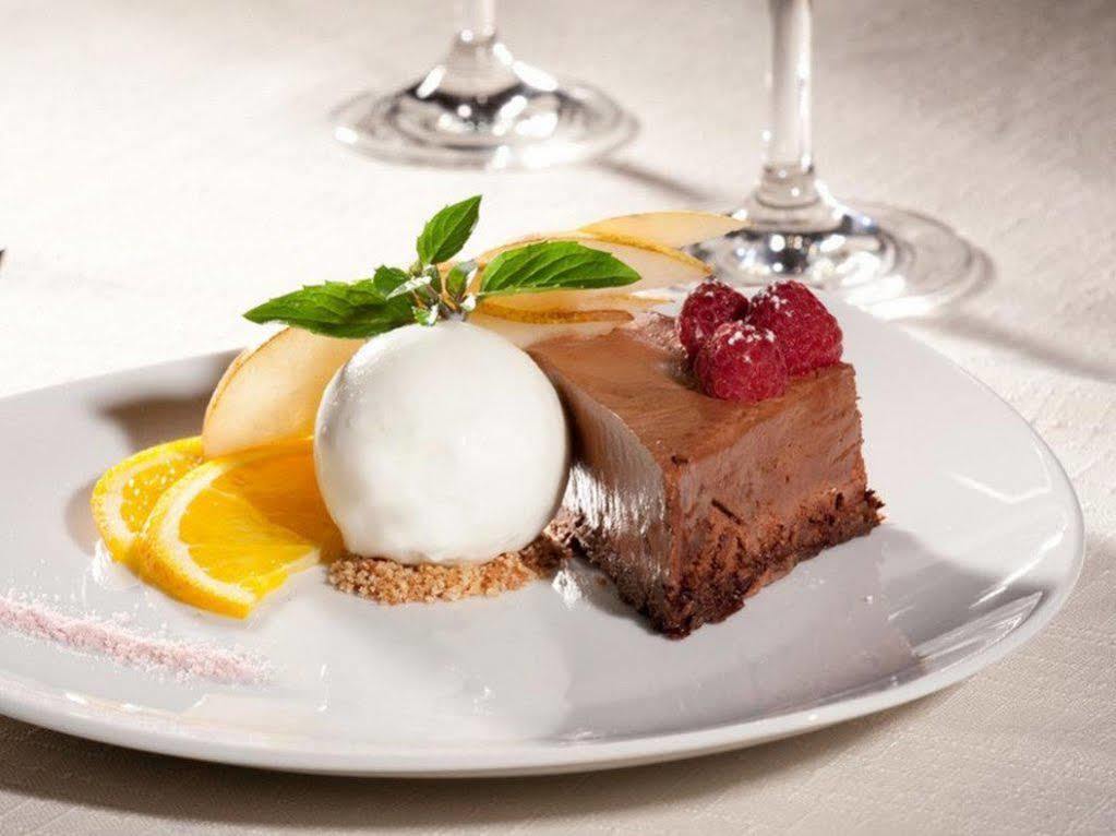 Logis Hotel Restaurant Des Voyageurs Le Malzieu-Ville Buitenkant foto